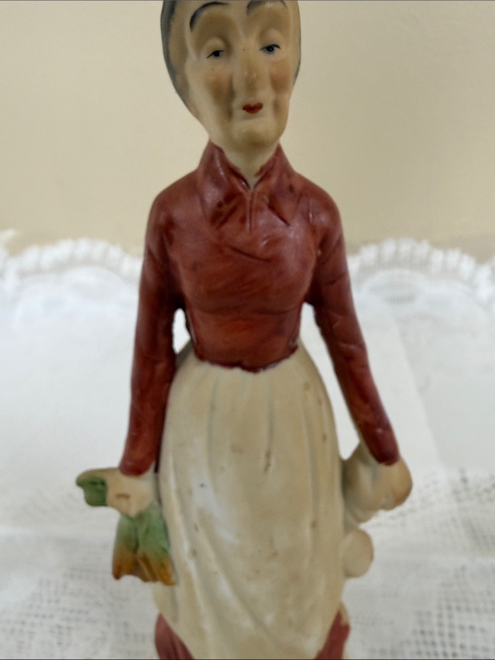 Vintage-Style Ceramic Figurine in Cream and Rust Red - Picture 3 of 5